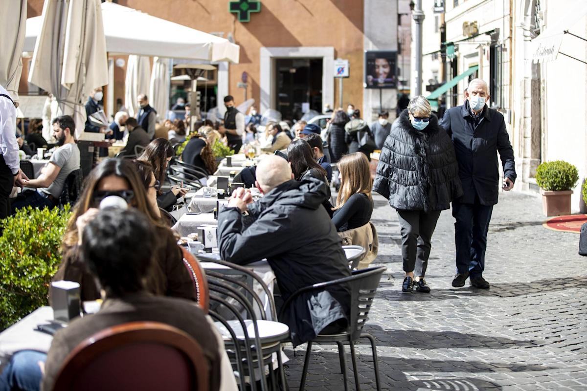 Italia dice adiós al certificado sanitario y empieza a quitarse la mascarilla