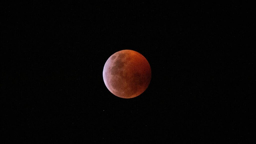 Un eclipse total teñirá a la Luna de rojo la noche del domingo