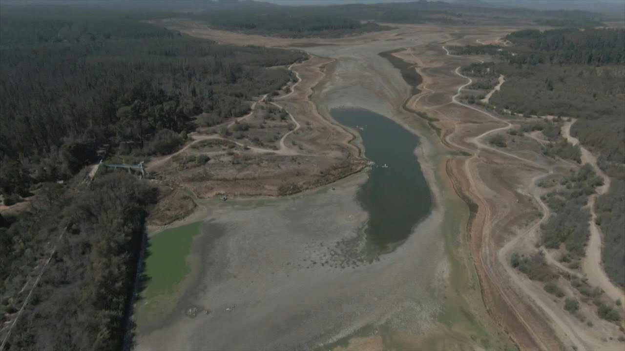 La falta de lluvia transforma al lago Peñuelas en un desierto