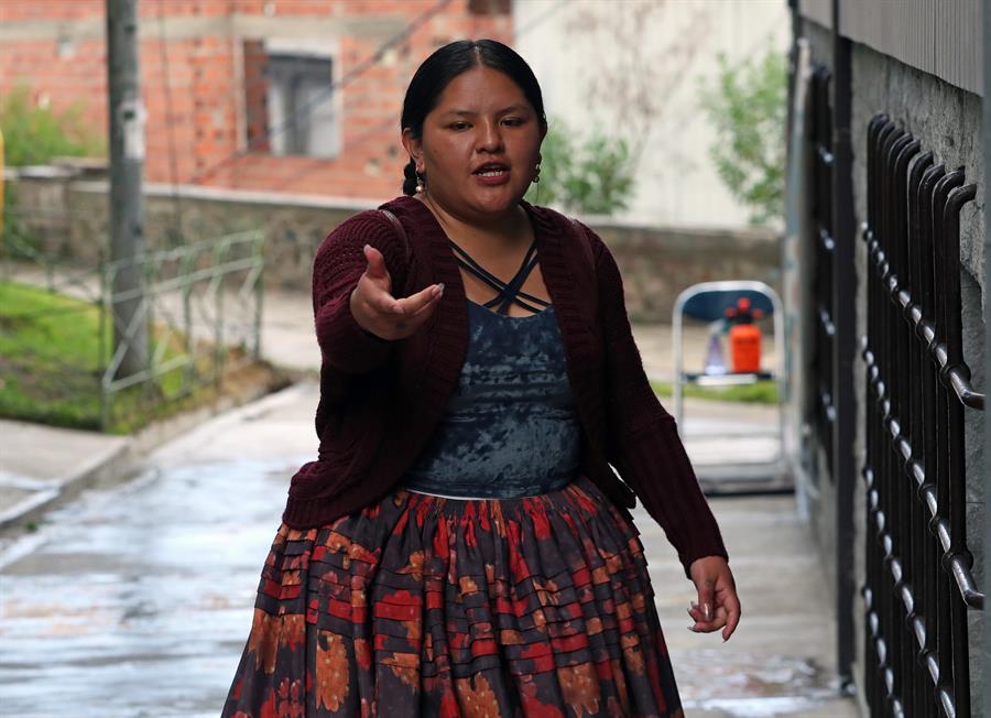 Alwa, la cholita boliviana que apuesta por el rap con sus rimas