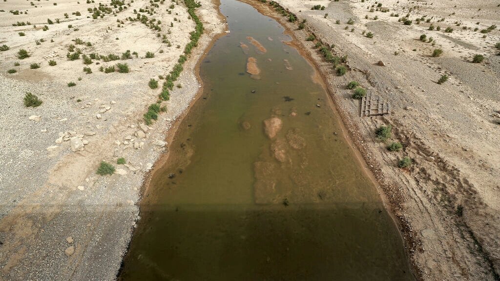 Un lago artificial del centro de Irak está casi seco