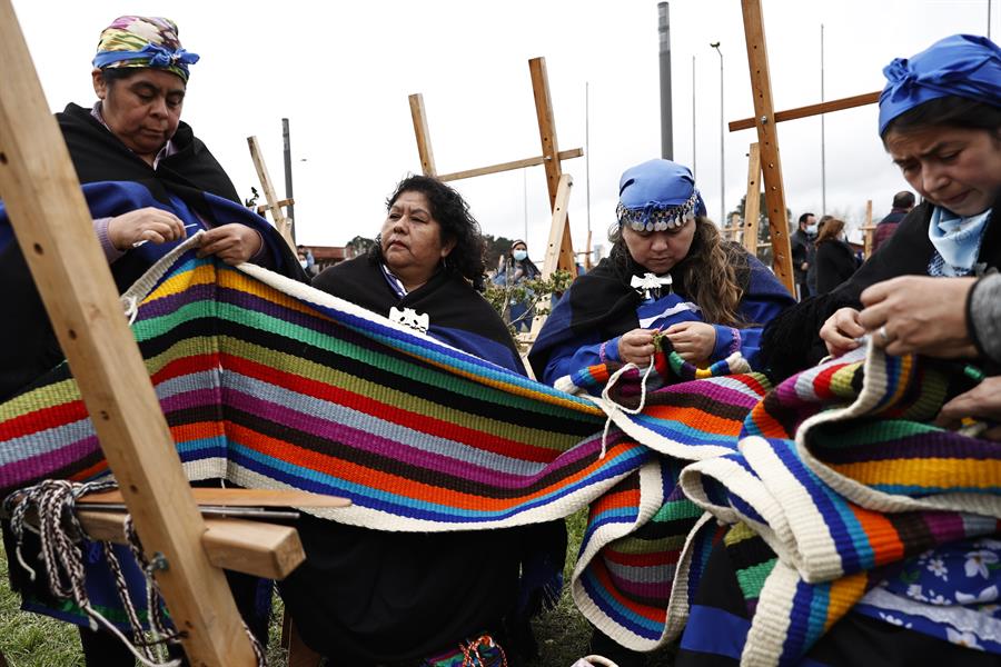 Un telar de casi 1 kilómetro en Chile, el récord mundial de tejedoras mapuche