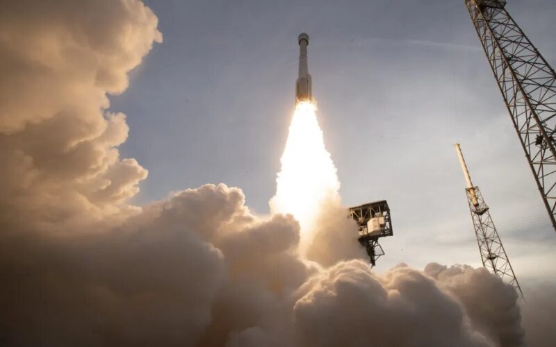 Starliner, la cápsula de Boeing, se acopló a la ISS