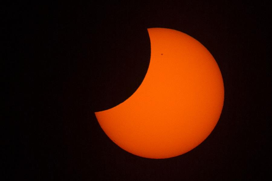 Chile se detiene para mirar al cielo y presenciar un eclipse parcial de Sol