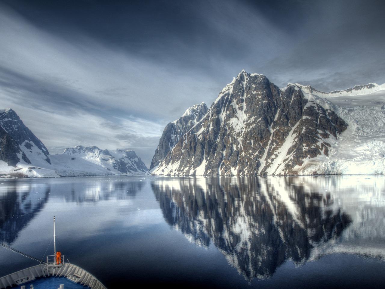 Descubren un gigantesco sistema de aguas subterráneas bajo el hielo antártico