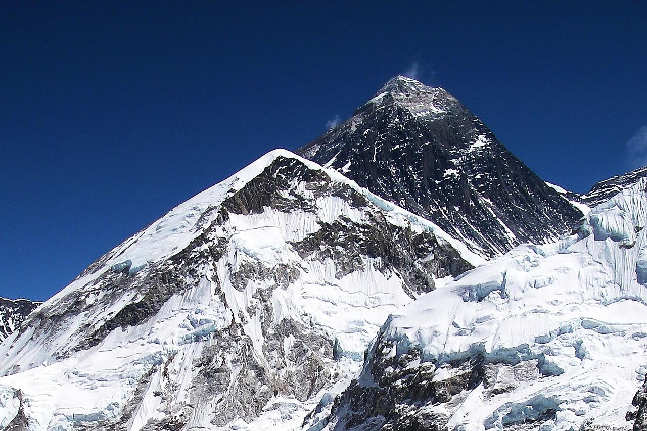 China instala la estación meteorológica más alta del mundo en el Everest