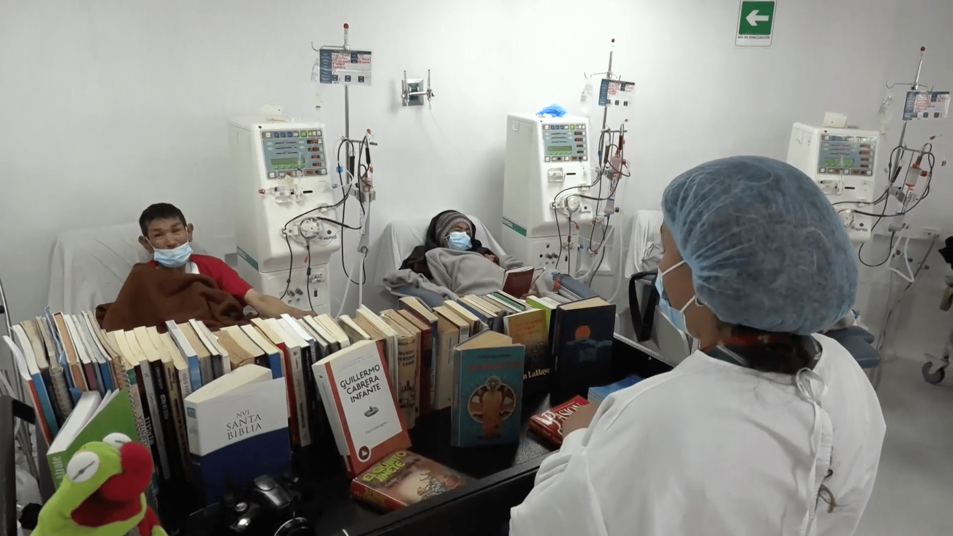 Una biblioteca rodante para pacientes en un hospital de Bogotá