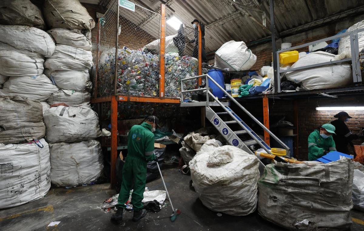 “Madera plástica”, una innovación a partir del reciclaje en Bogotá