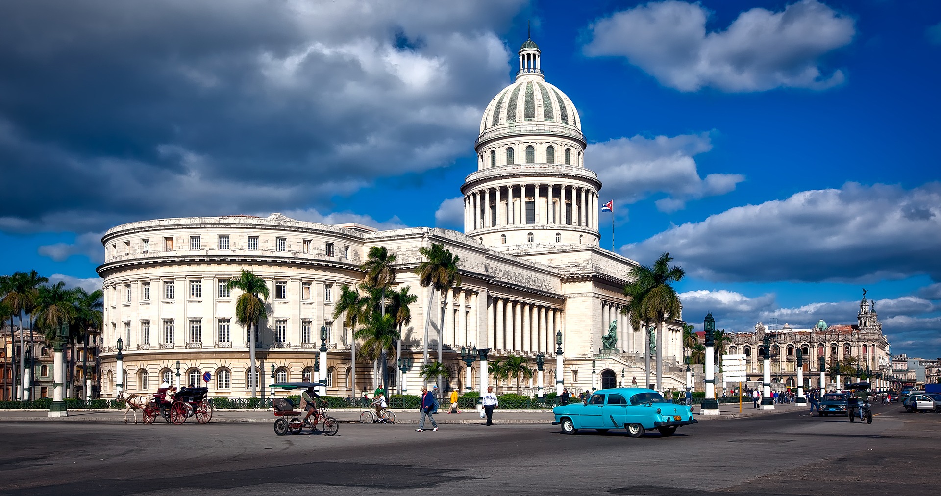 Carros eléctricos empiezan a desplazar a los viejos automóviles americanos en Cuba