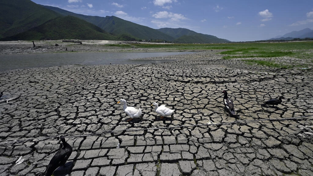 Anuncian un acueducto y nuevos pozos para paliar escasez de agua en capital industrial de México