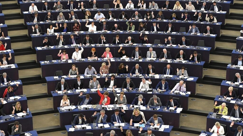 Eurodiputados buscan acelerar el uso de combustibles sostenibles en el sector aéreo