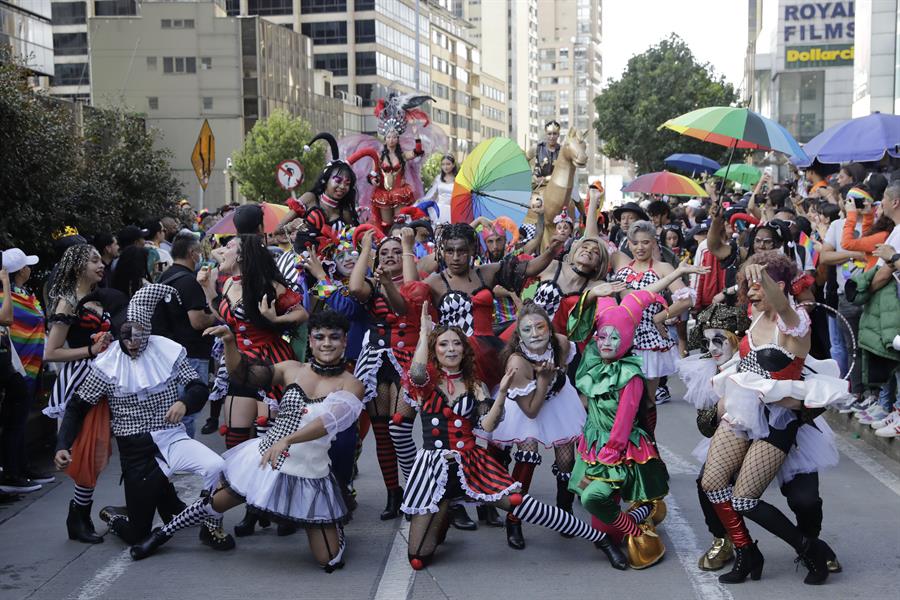 Orgullo LGBTI+ de Colombia desfila, reclama más derechos y rechaza violencia