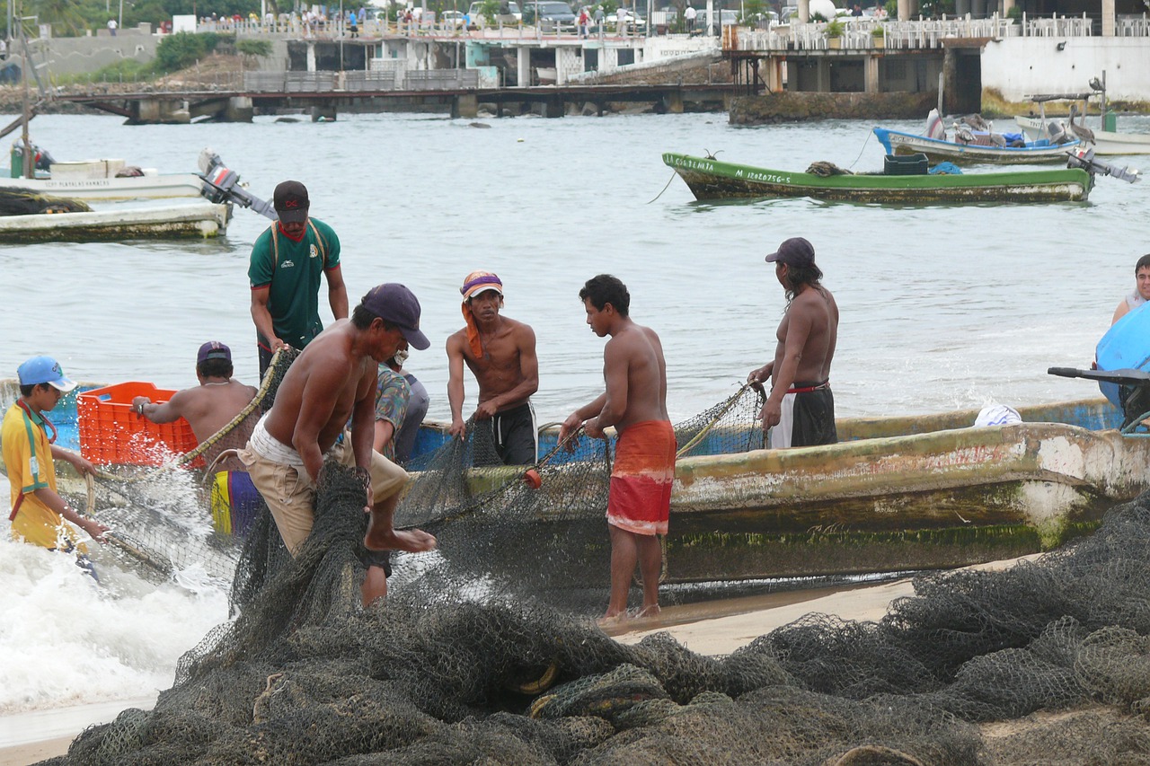 Libro revela el olvido y condiciones deplorables de los pescadores mexicanos