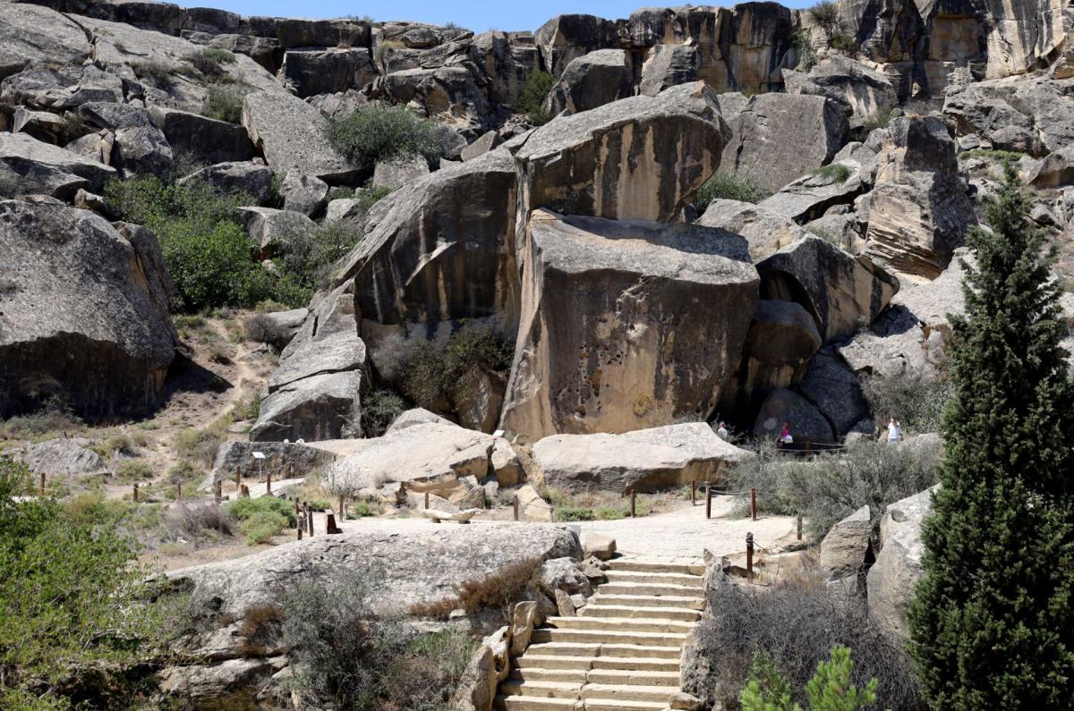 Hallan restos humanos de una posible tumba de hace 10.000 años en Azerbaiyán