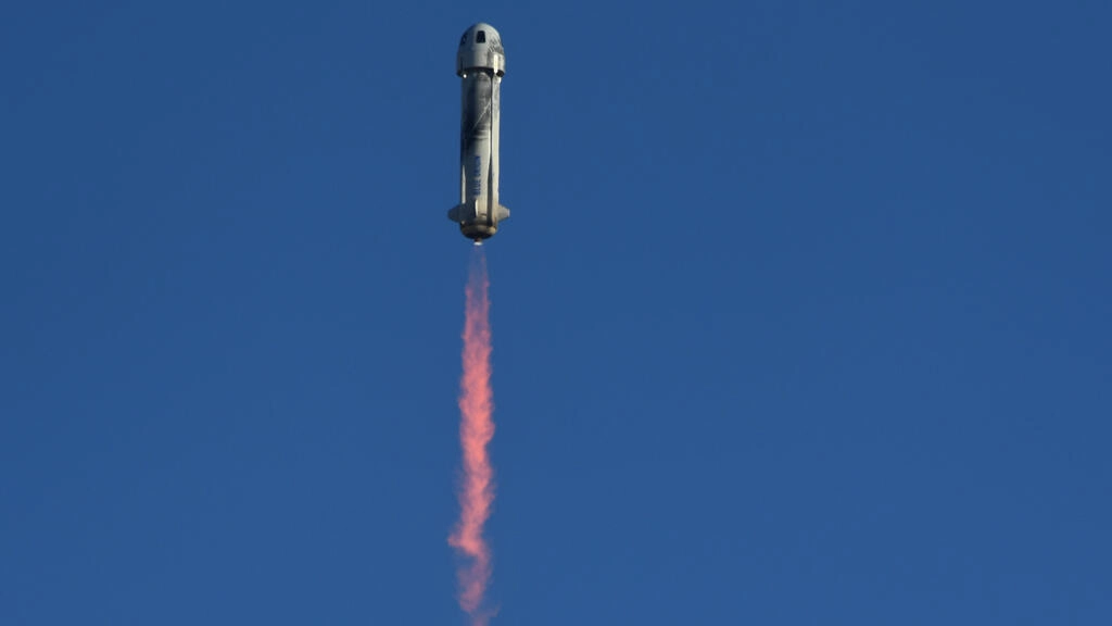 Blue Origin envía al espacio a la primera egipcia y el primer portugués