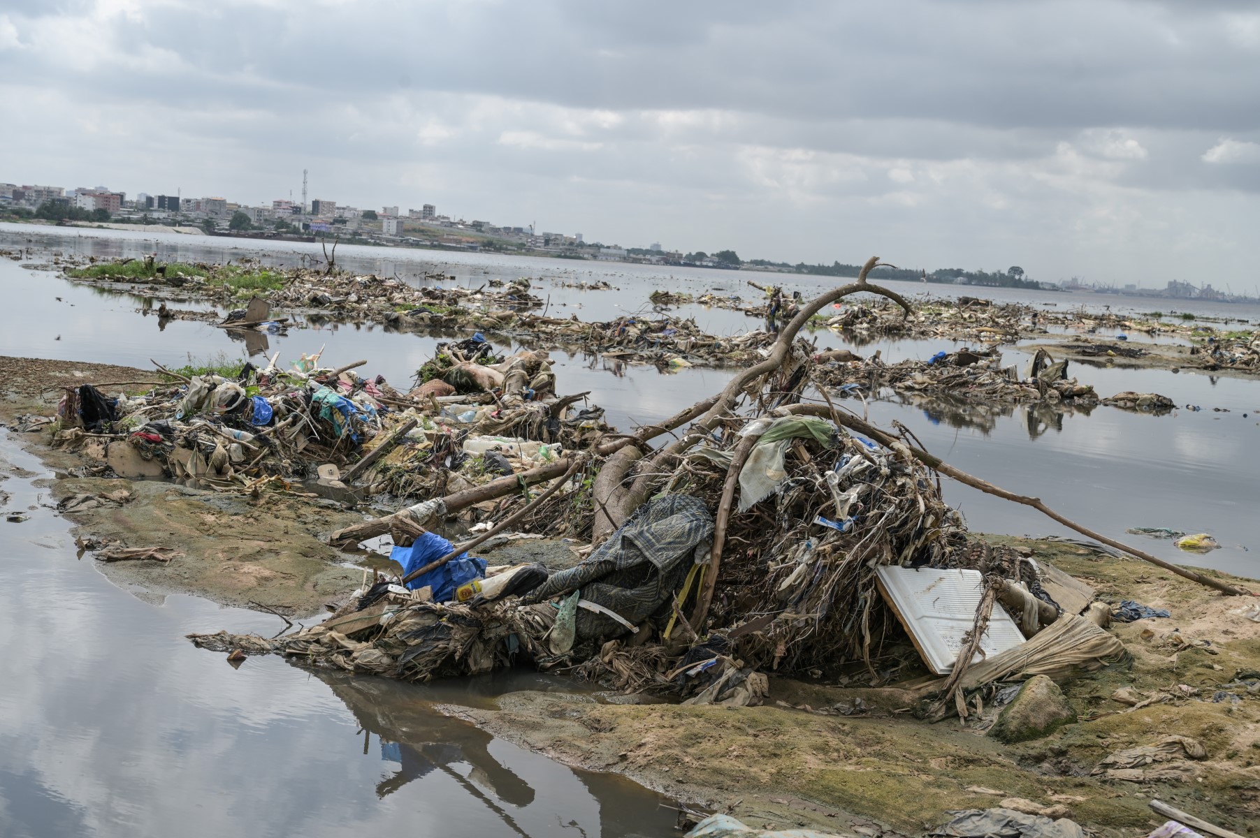 La «perla de las lagunas» de Costa de Marfil pierde su brillo por la contaminación