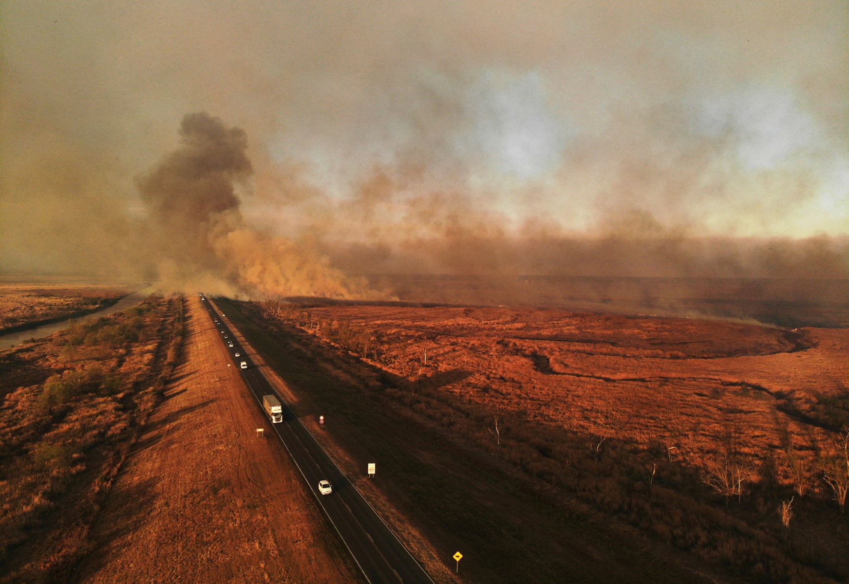 Incendios de pastizales afectan humedales en islas del delta del Paraná en Argentina