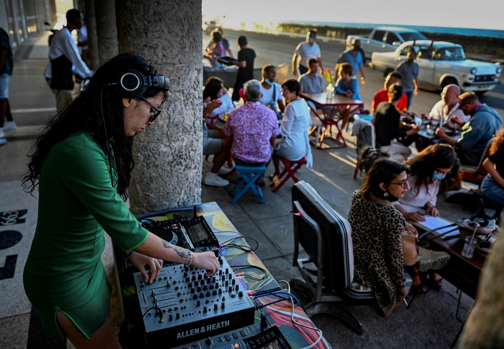 Conoce a Paula y Zahira, las DJs cubanas que se abren paso con su música