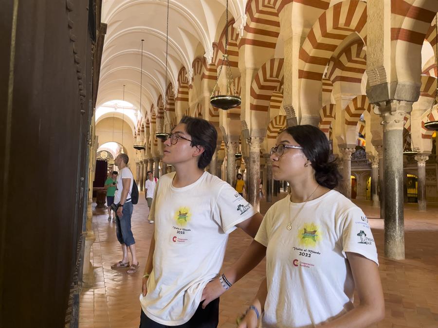 La Mezquita de Córdoba, templo de «multiculturalidad» para la Vuelta al Mundo