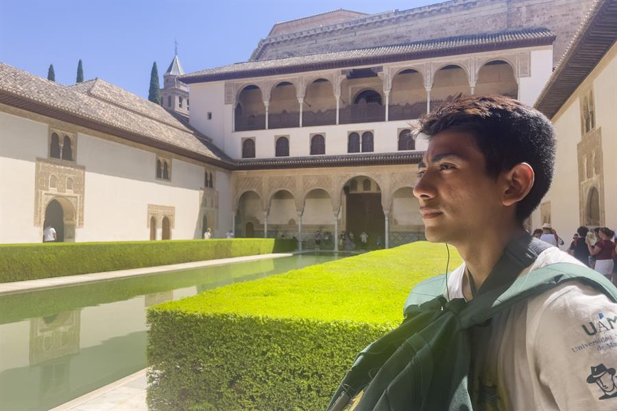 Un indígena wayú colombiano en el mayor monumento de época árabe en España