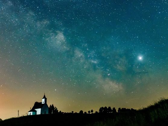 Un estudio revela cómo se formaron las estrellas del centro de la Vía Láctea