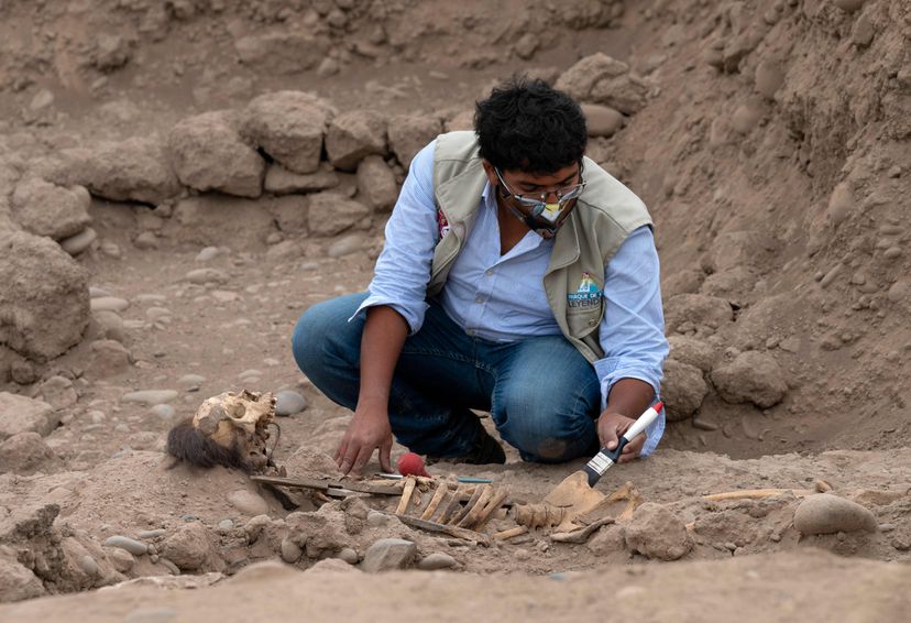 Arqueólogos peruanos descubren los restos de al menos tres momias