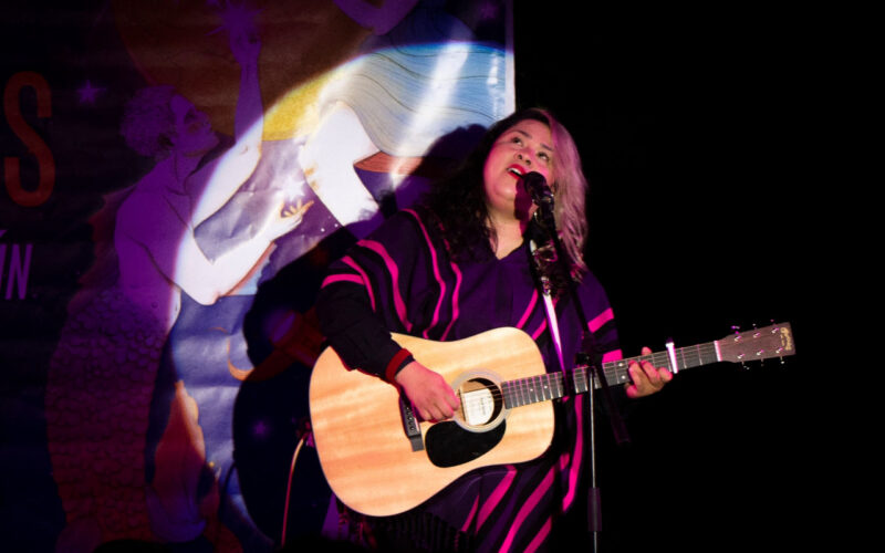 Vivir Quintana, la cantautora que denuncia la violencia machista y criminal
