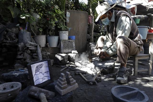 Piedras volcánicas sirven de lienzo para artesanos mexicanos