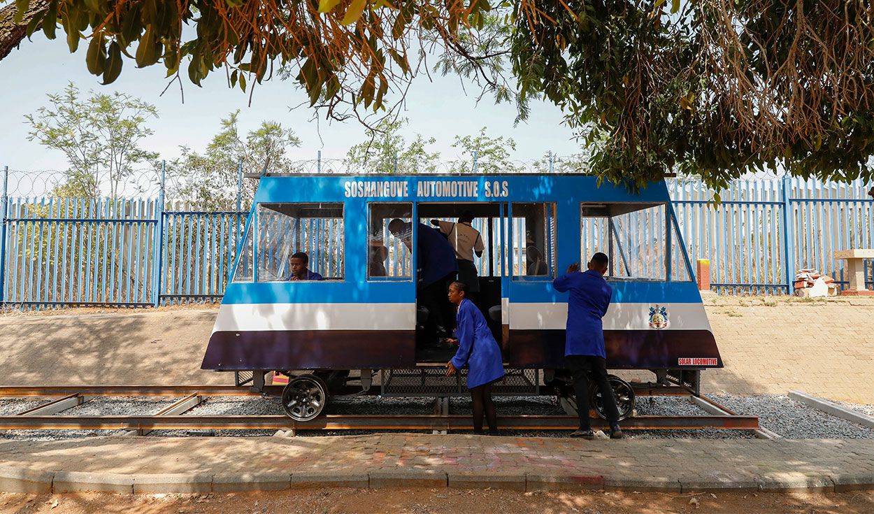 Jóvenes sudafricanos construyen un tren solar ante los cortes de electricidad