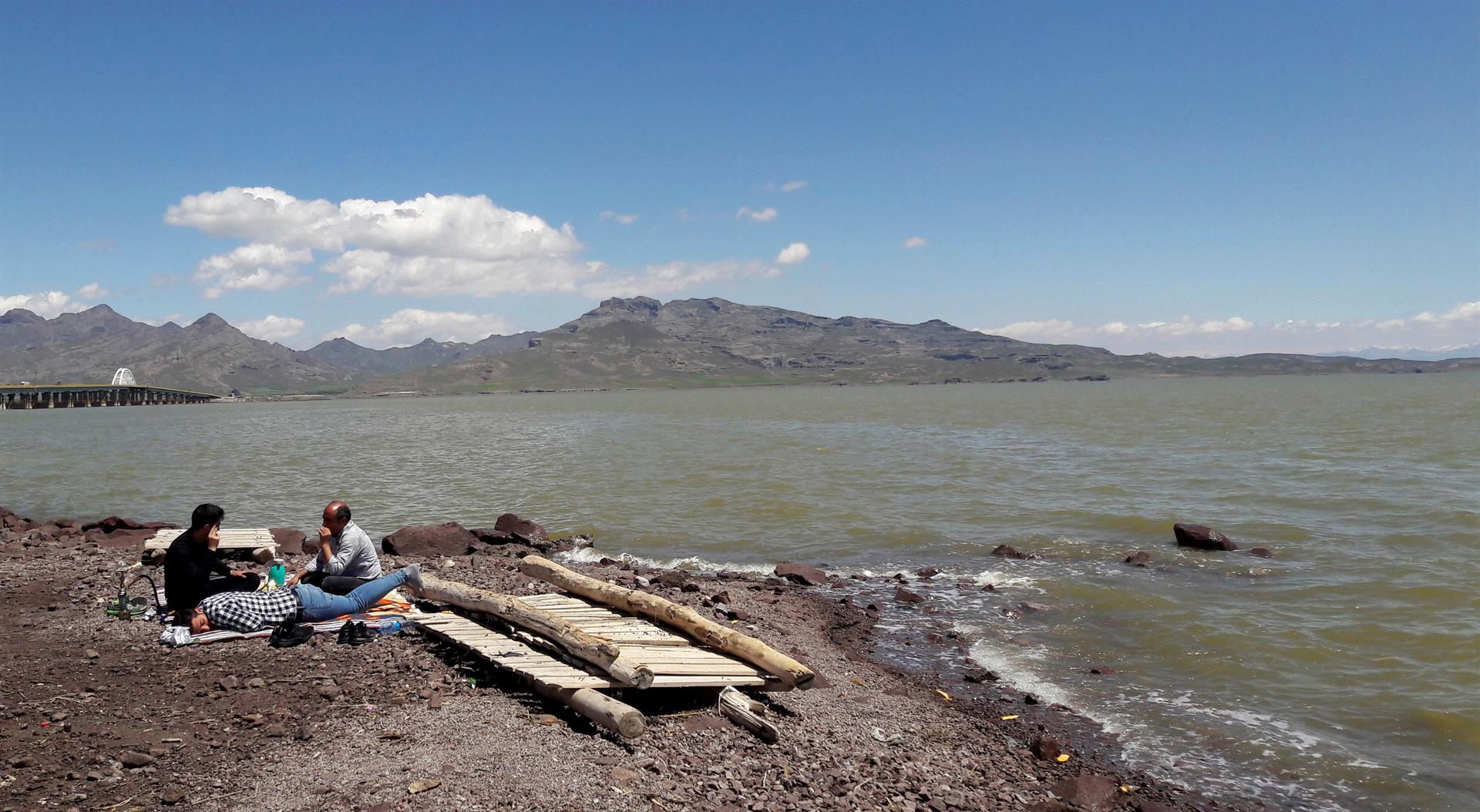 Alertan del peligro de desaparición del lago Urmía en Irán