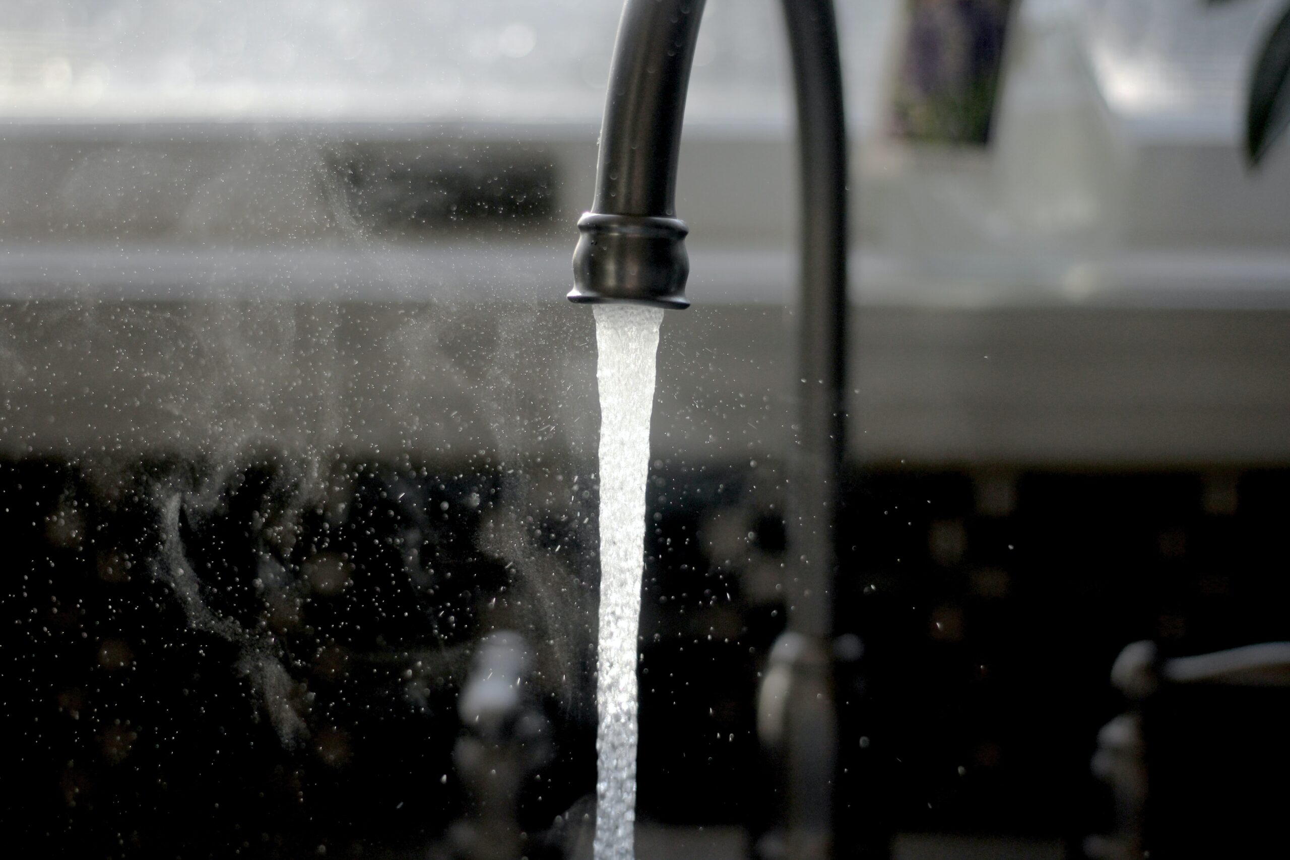 Detectan peligroso nivel de arsénico en agua de cárceles en California