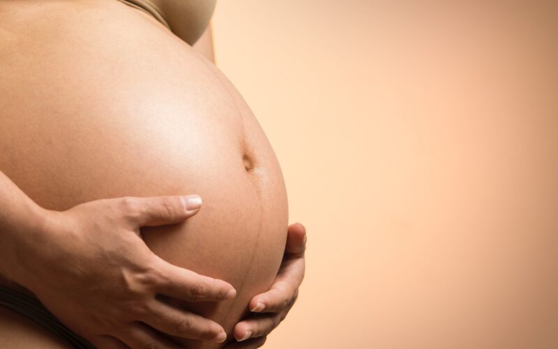 Usar embriones congelados puede elevar el riesgo de hipertensión en embarazo