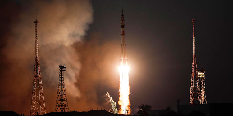 La Soyuz MS-21 con tres cosmonautas aterriza con éxito en la estepa Kazaja