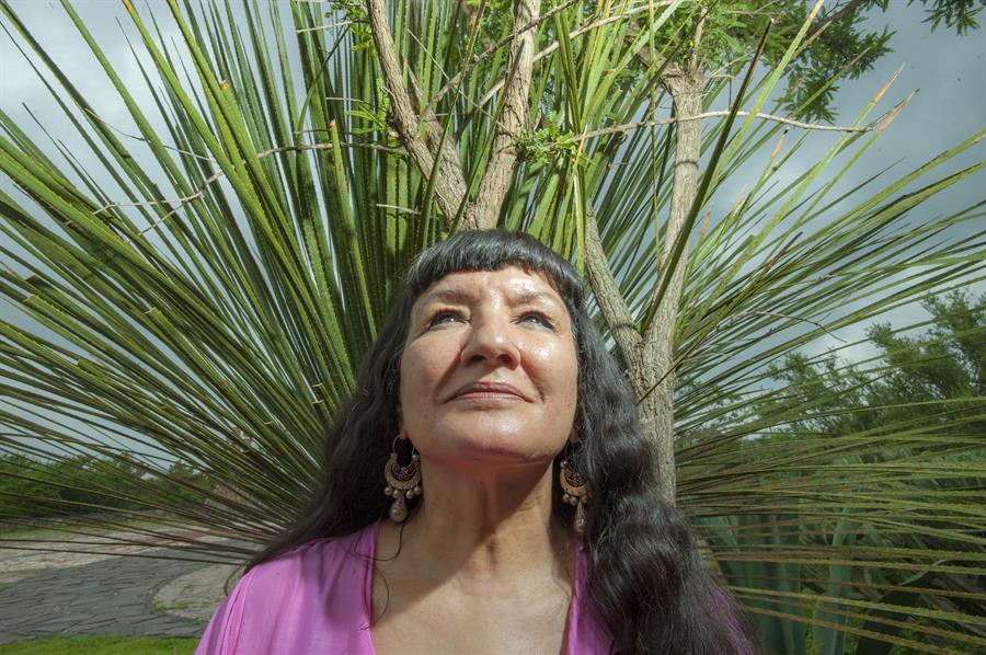 Con poesía, Sandra Cisneros reta los temas que «asustan» a los hombres