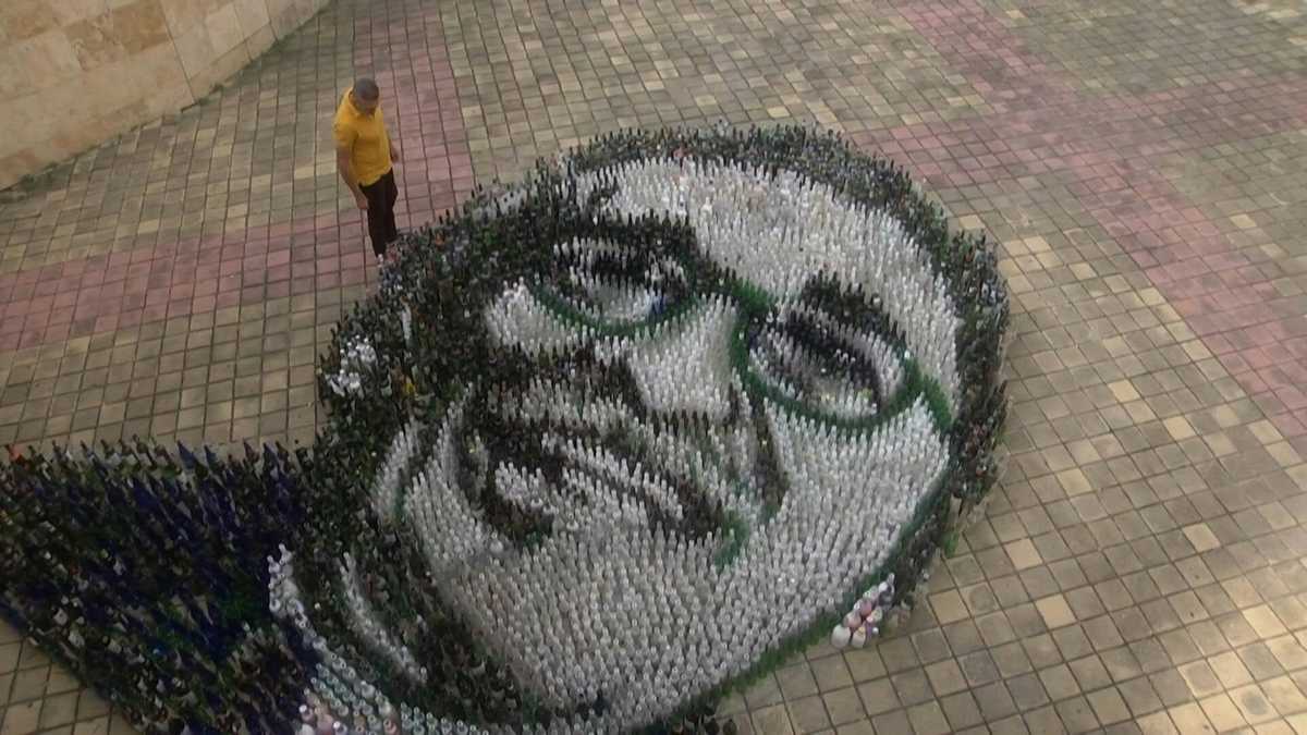 Arte con botellas recicladas, así homenajean a Gabriel García Márquez