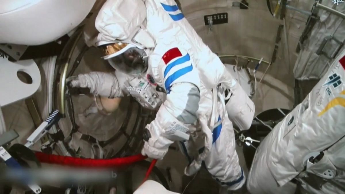 Astronautas chinos cumplen su primera misión extravehicular en el espacio