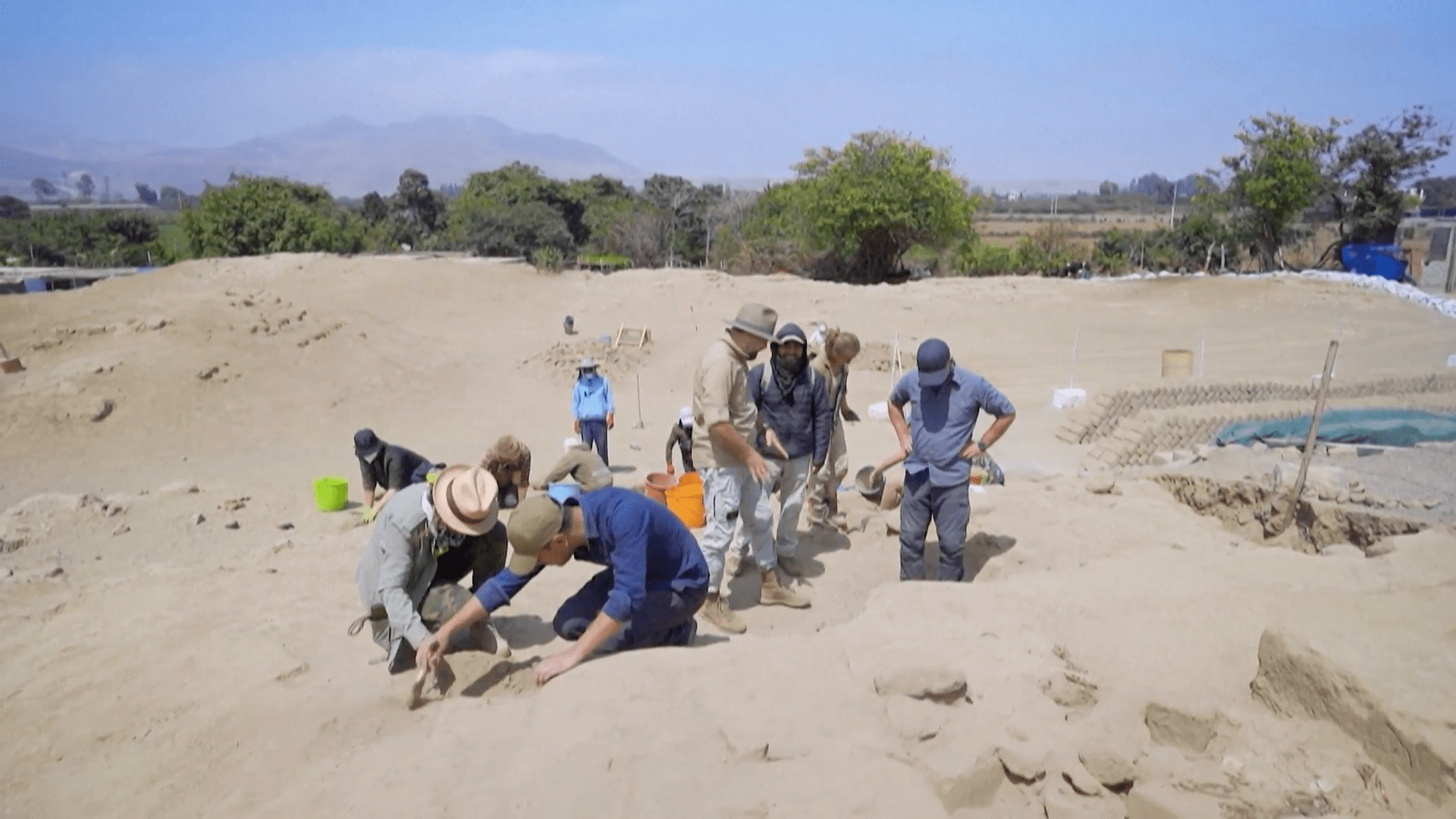 Encuentran una milenaria tumba bajo el Castillo de Huarmey en Perú