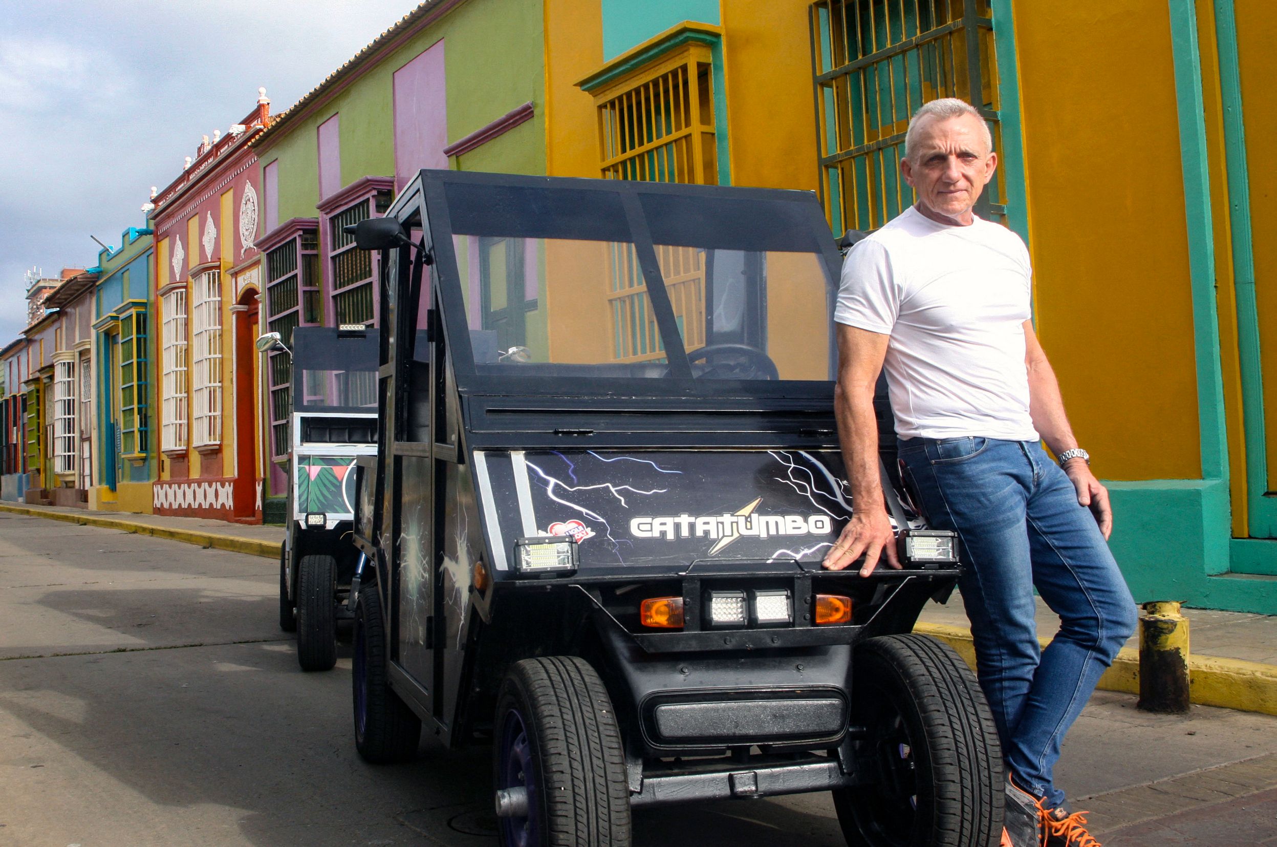 Un venezolano crea coches solares para sobrevivir a la escasez de gasolina