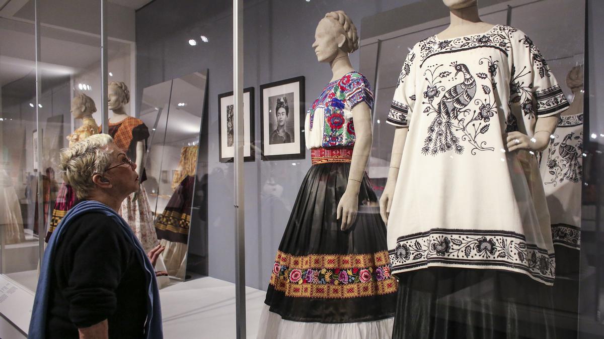 Más de 200 objetos de Frida Kahlo se exhiben en el Museo de la Moda de París