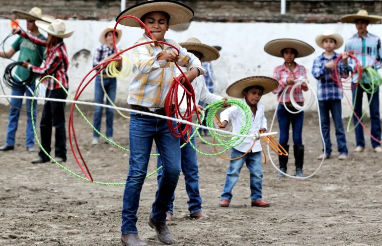 Charrería: crece el arte mexicano de dominar lazos y bestias