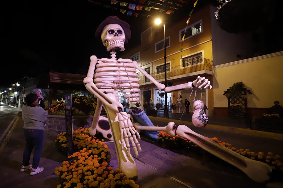 Instalan calaveras gigantes en el centro de México previo al Día de Muertos