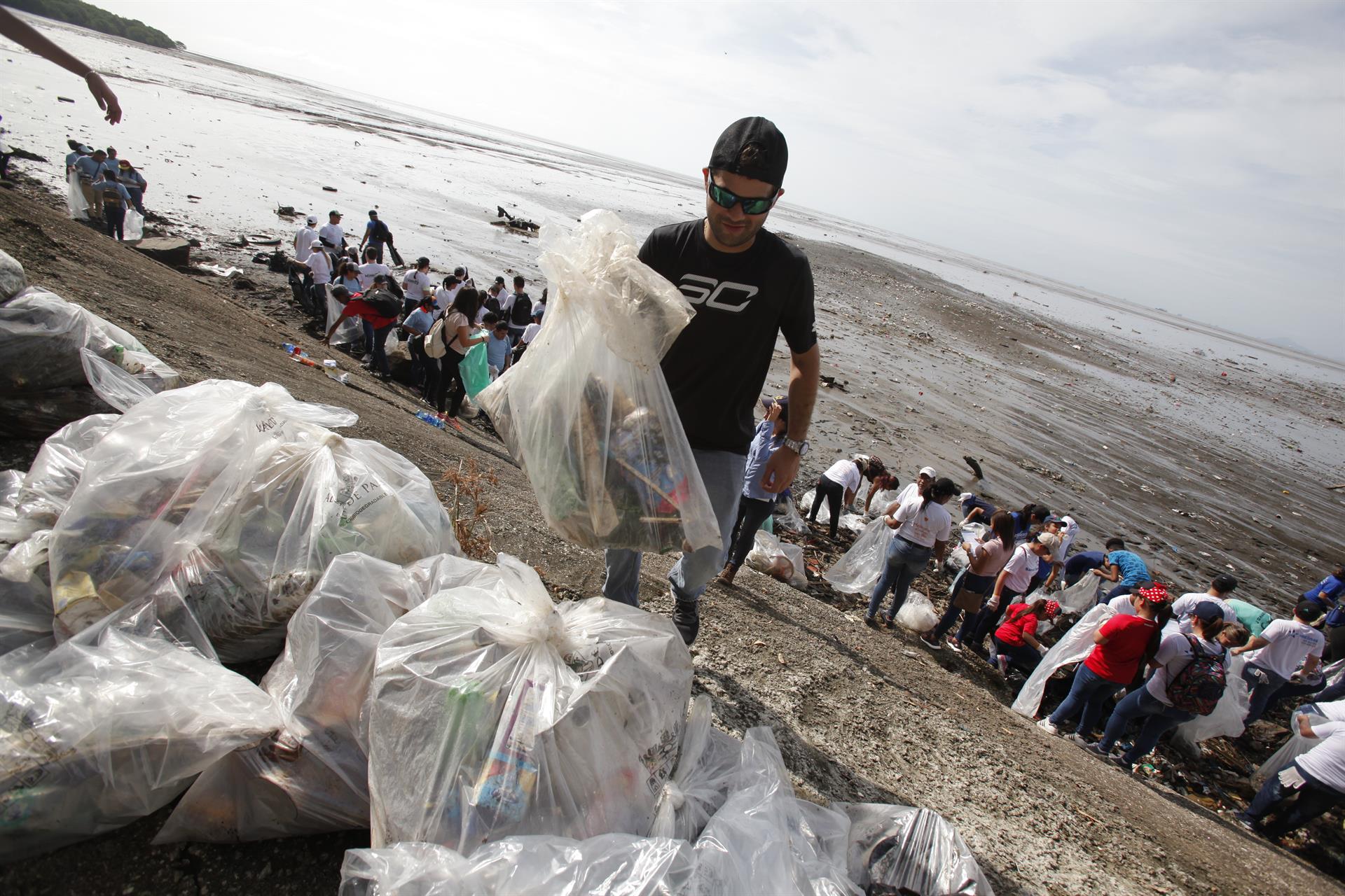 Presentan plan para la reducción y gestión de residuos marinos en Panamá