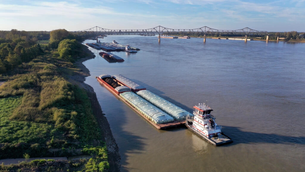 El bajo nivel del Misisipi pone en jaque al vital transporte fluvial de EEUU