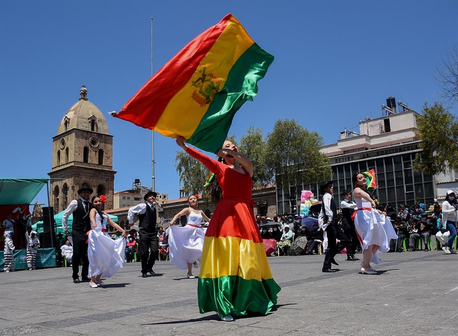 Más de dos centenares de bailarines conmemoran el Día de la Cueca en Bolivia