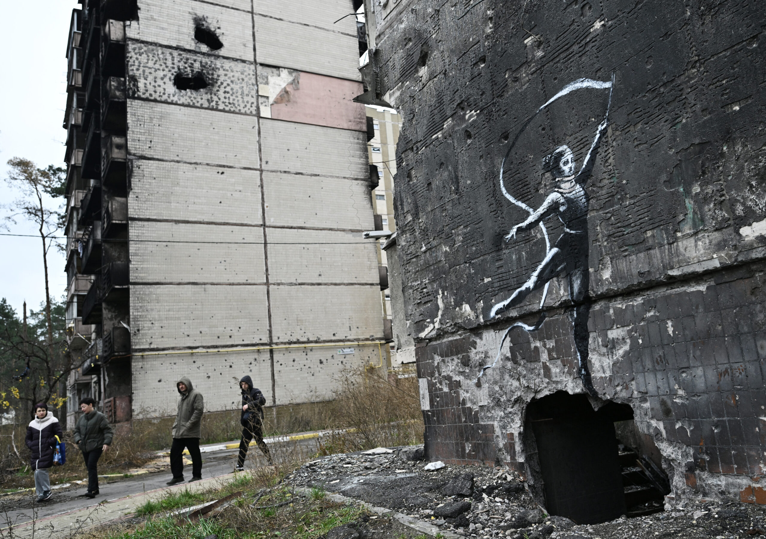 Banksy pinta un grafiti en una ciudad ucraniana bombardeada por Rusia