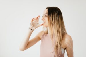 118-1 CIENCIA_sintomasdeshidrtaciòn_Foto de Karolina Grabowska https __www.pexels.com_es-es_foto_sano-mujer-agua-beber-4498234_