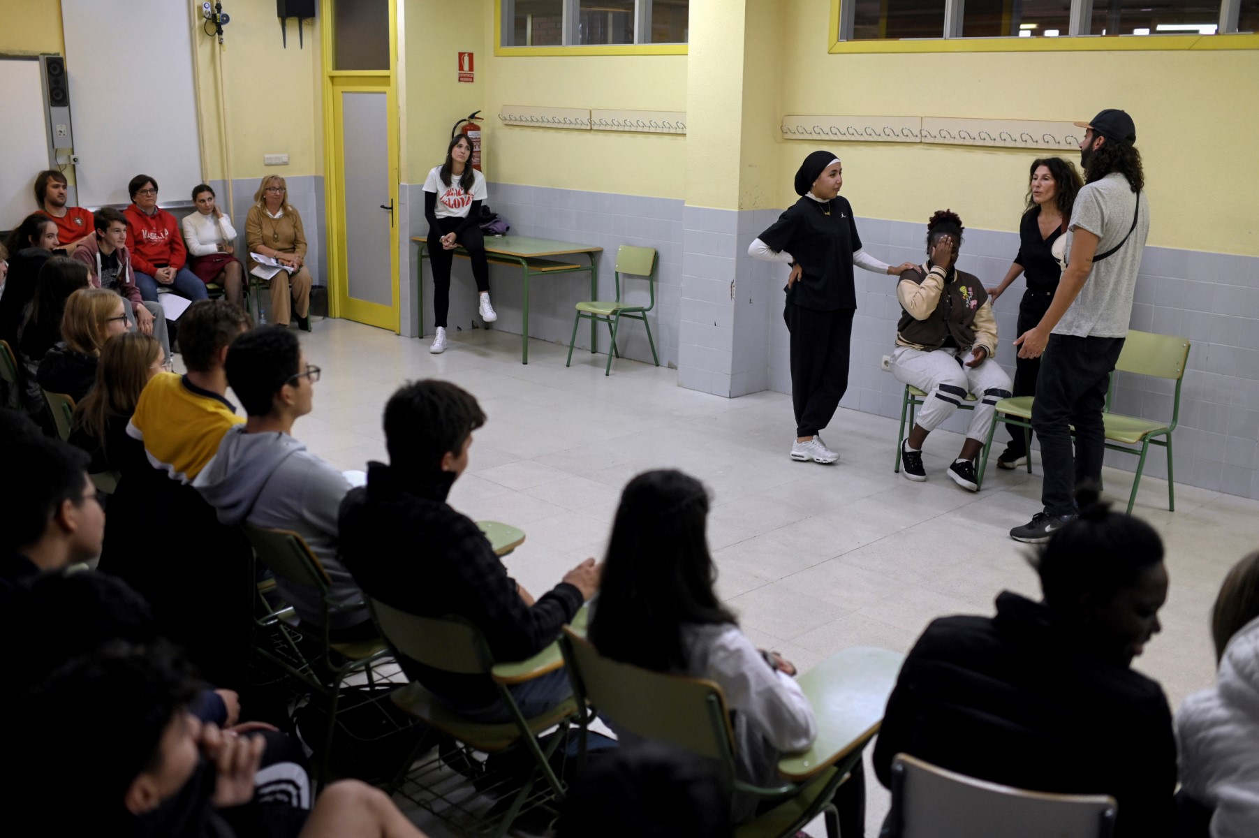 Un teatro interactivo en España sensibiliza a los jóvenes sobre la violencia machista