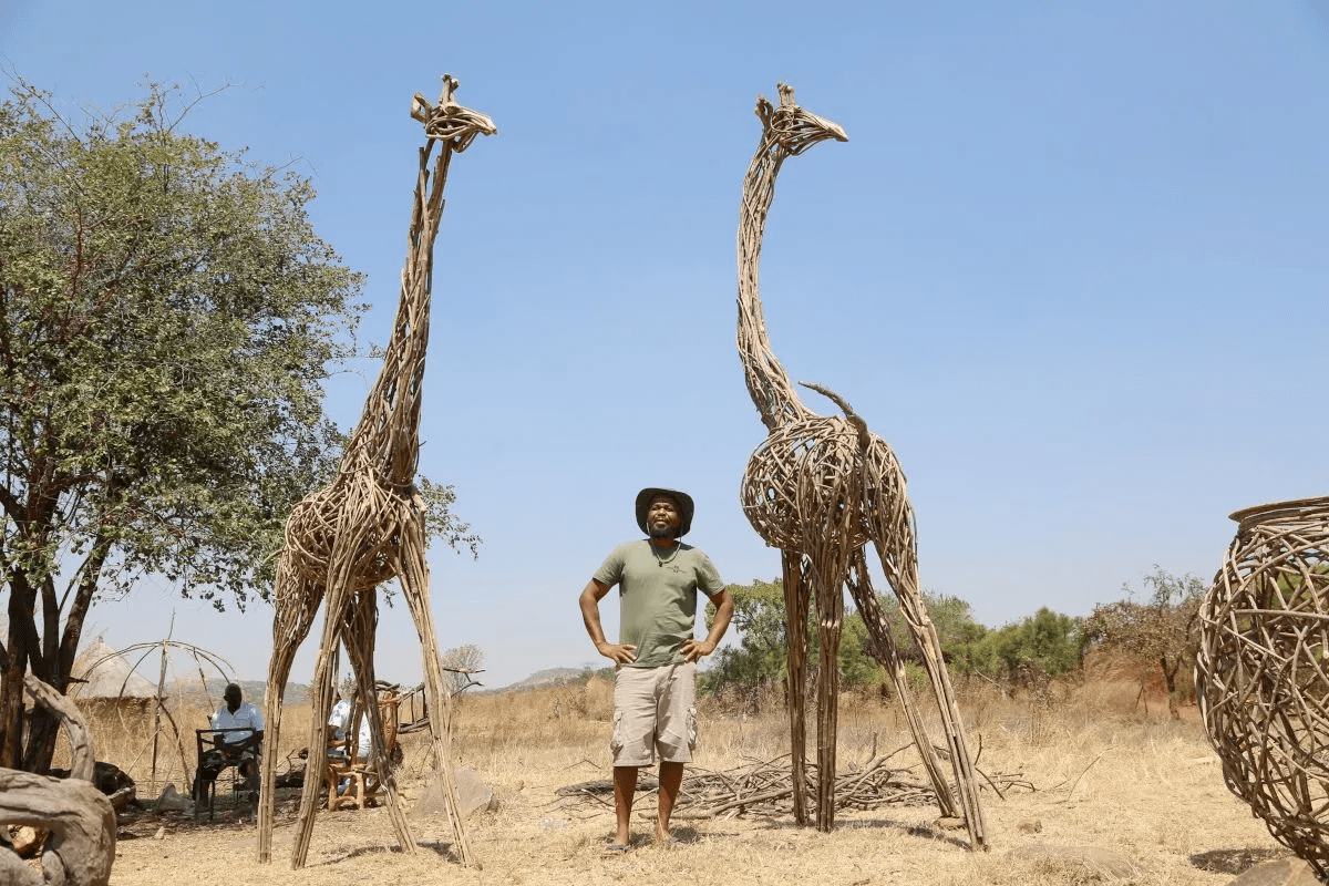 Artistas de Zimbabue convierten plantas invasoras en esculturas