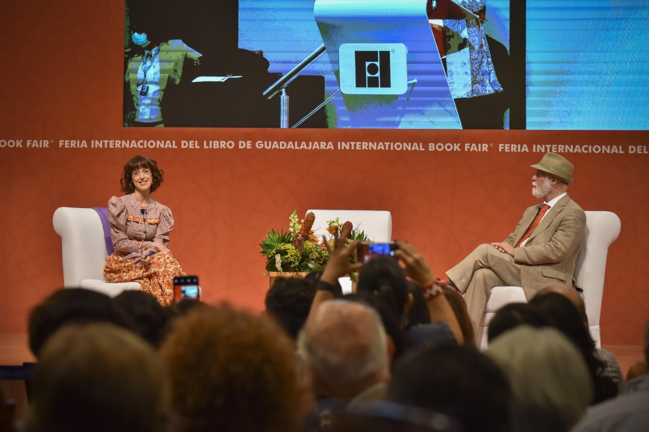 Irene Vallejo y Alberto Manguel reciben la Medalla Carlos Fuentes en FIL