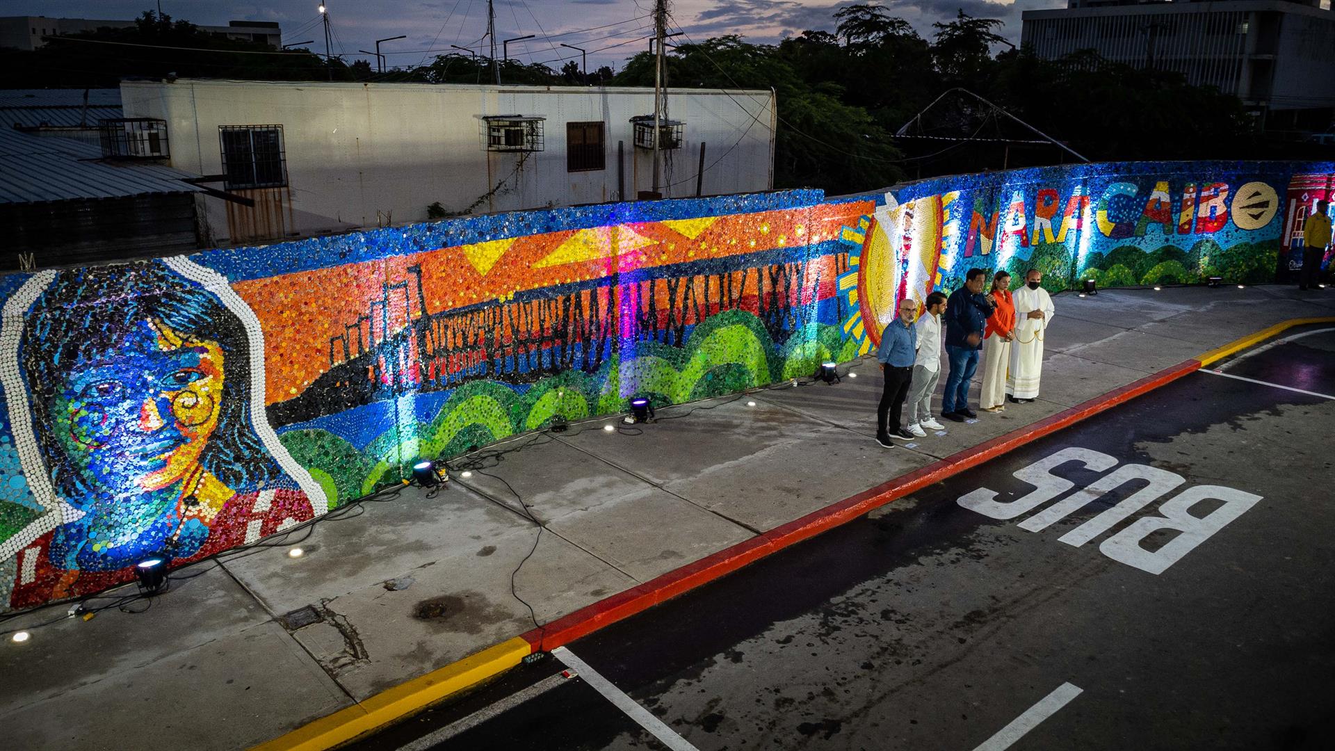 Artista emplea 80.000 tapas plásticas para crear mural ecológico en Venezuela